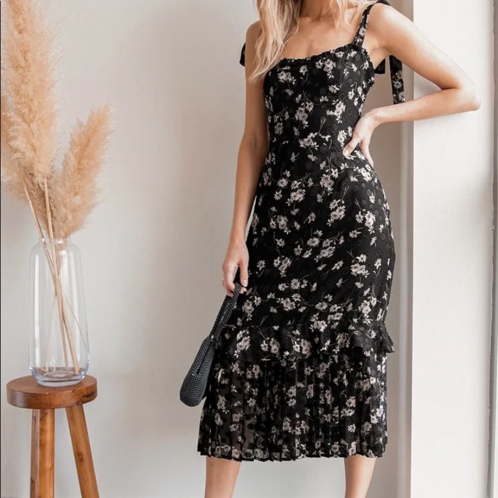 FLOWY DRESS (GREAT FOR WEDDINGS) NEVER BEEN WORN, TAGS STILL ON.